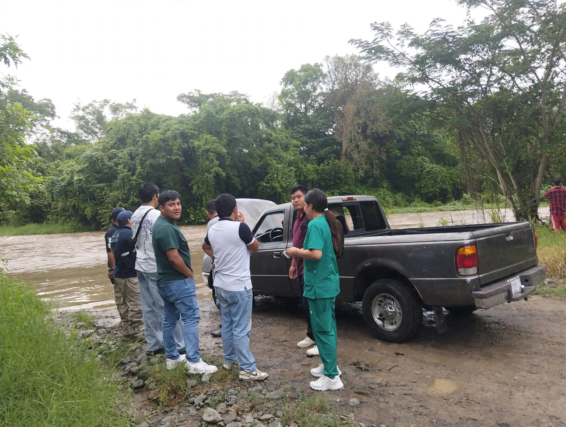 Rescate de familia en el río Cuacholotitla, Tepetzintla