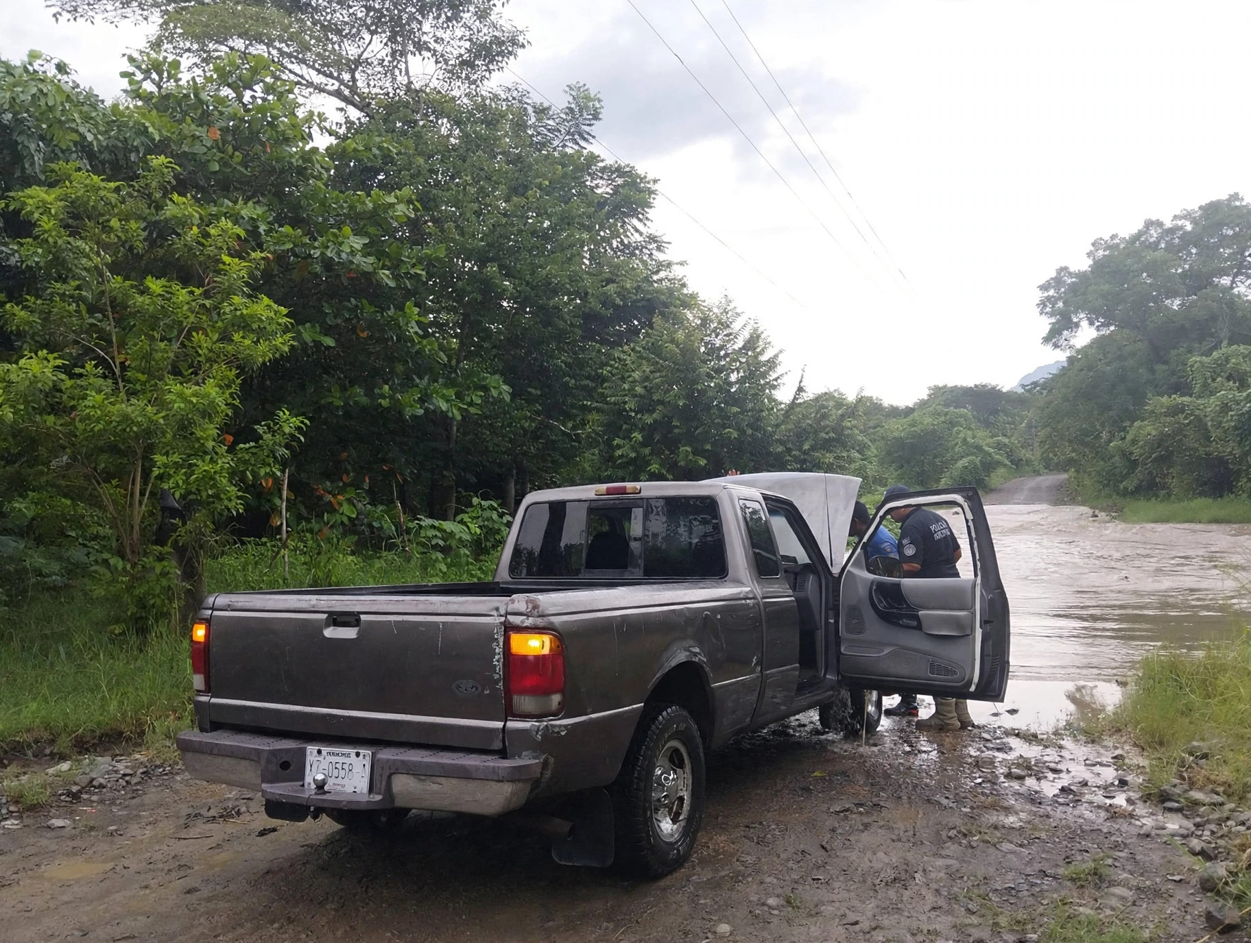 Rescate de familia en el río Cuacholotitla, Tepetzintla