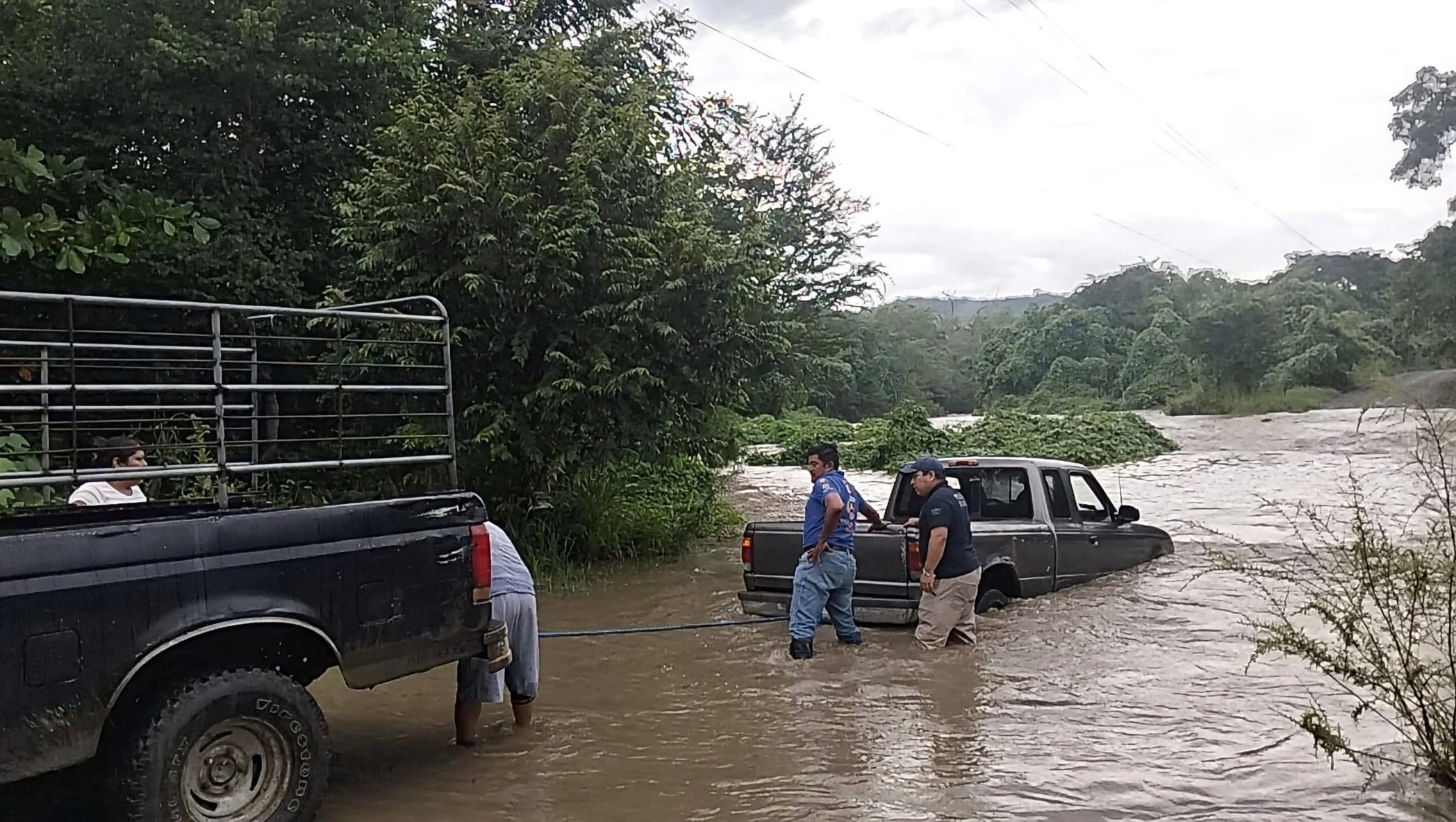 Rescate de familia en el río Cuacholotitla, Tepetzintla