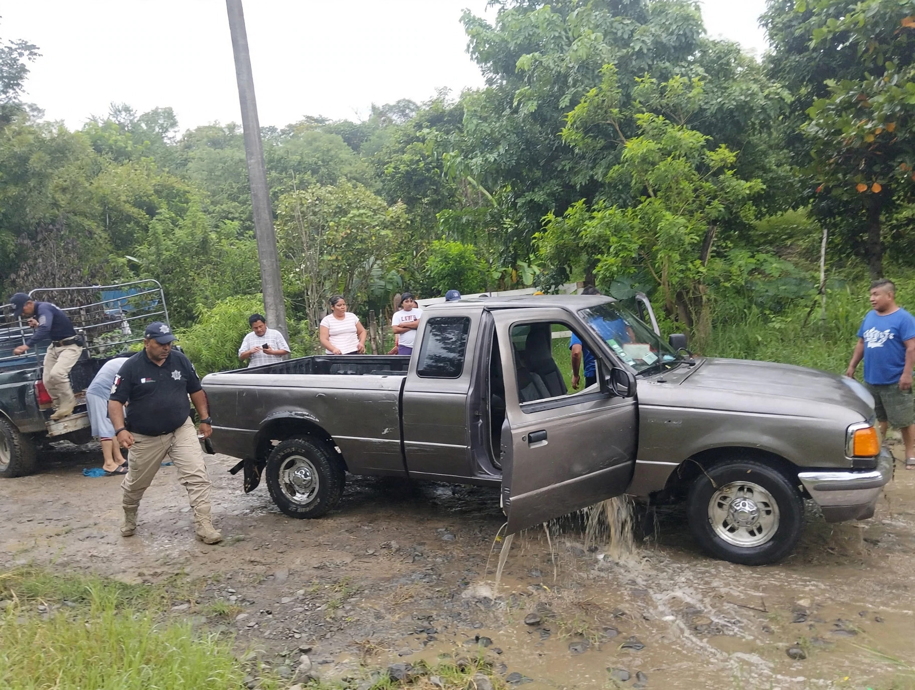 Rescate de familia en el río Cuacholotitla, Tepetzintla