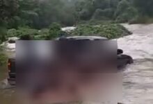 Camioneta varada en el río Cuacholotitla, Tepetzintla