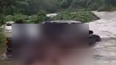 Camioneta varada en el río Cuacholotitla, Tepetzintla