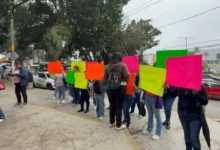 Madres de familia de la Telesecundaria "Justo Sierra" de Laguna Chica, Tezonapa, protestando con cartulinas en Xalapa para exigir maestros frente a la Secretaría de Educación de Veracruz.