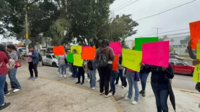 Madres de familia de la Telesecundaria "Justo Sierra" de Laguna Chica, Tezonapa, protestando con cartulinas en Xalapa para exigir maestros frente a la Secretaría de Educación de Veracruz.