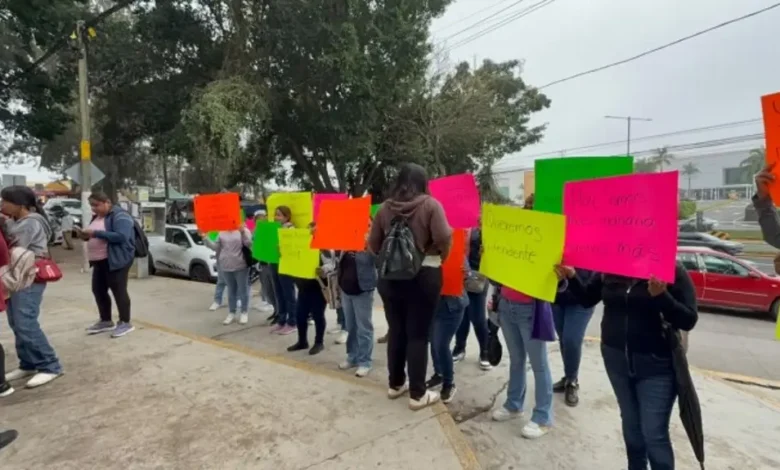 Madres de familia de la Telesecundaria "Justo Sierra" de Laguna Chica, Tezonapa, protestando con cartulinas en Xalapa para exigir maestros frente a la Secretaría de Educación de Veracruz.