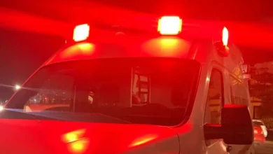 Ambulancia con las torretas encendidas durante la noche