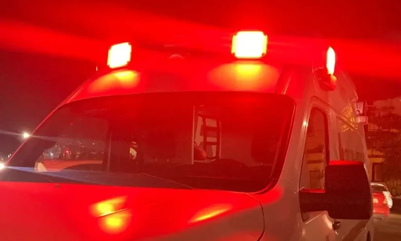 Ambulancia con las torretas encendidas durante la noche