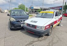 Taxi 2888 de Poza Rica y un Nissan oscuro tras el choque frontal sobre el bulevar Ejército Mexicano, Tihuatlán
