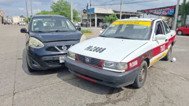 Taxi 2888 de Poza Rica y un Nissan oscuro tras el choque frontal sobre el bulevar Ejército Mexicano, Tihuatlán