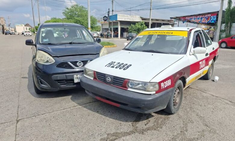 Taxi 2888 de Poza Rica y un Nissan oscuro tras el choque frontal sobre el bulevar Ejército Mexicano, Tihuatlán