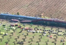 Vista aérea del lugar del choque de trenes en Toledo, España, con vagones descarrilados y vehículos de emergencia
