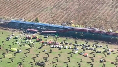 Vista aérea del lugar del choque de trenes en Toledo, España, con vagones descarrilados y vehículos de emergencia