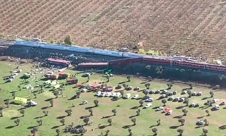 Vista aérea del lugar del choque de trenes en Toledo, España, con vagones descarrilados y vehículos de emergencia