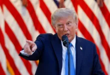 Donald Trump durante un discurso con banderas de Estados Unidos al fondo