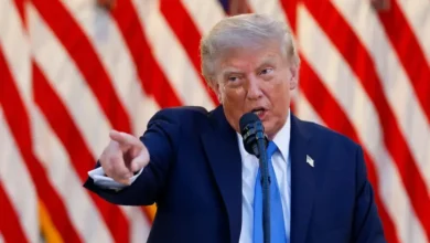 Donald Trump durante un discurso con banderas de Estados Unidos al fondo