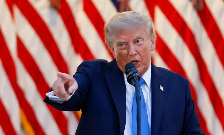 Donald Trump durante un discurso con banderas de Estados Unidos al fondo