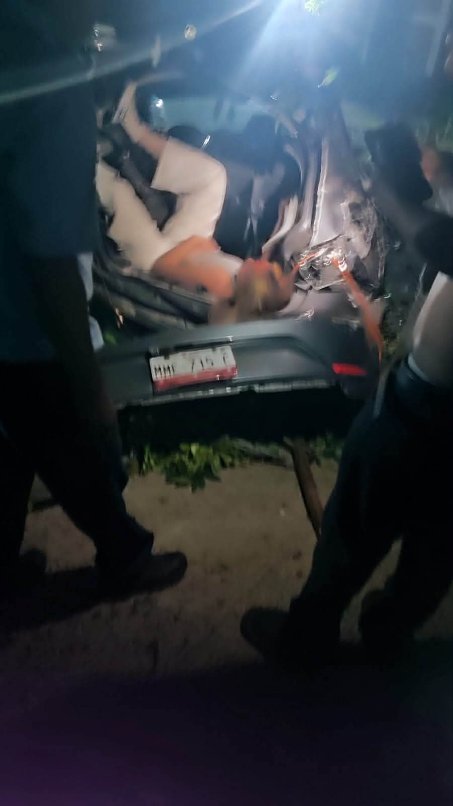 Vehiculo destrozado tras accidente en la entrada de LALA, en Tuxpan