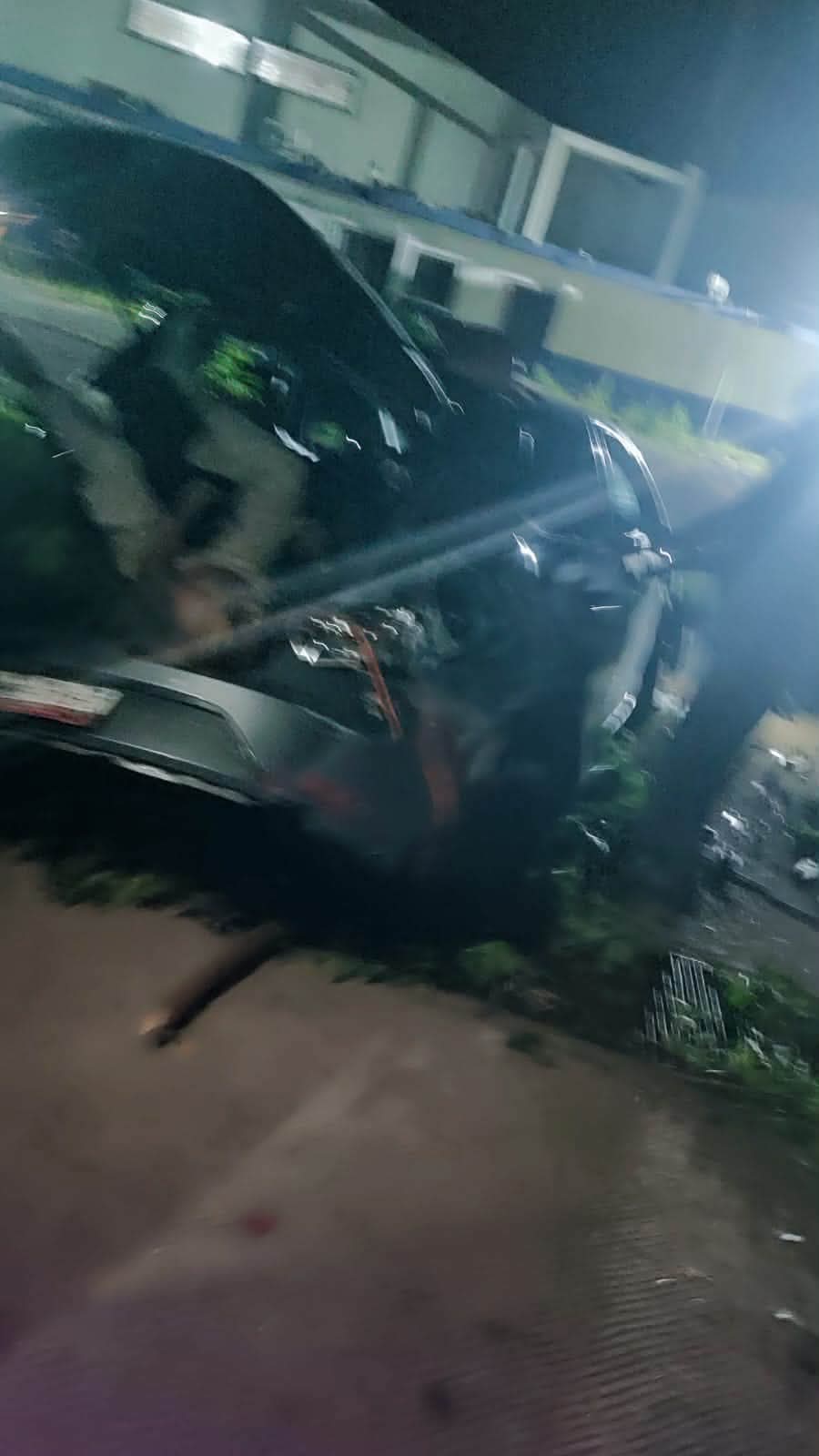 Vehiculo destrozado tras accidente en la entrada de LALA, en Tuxpan