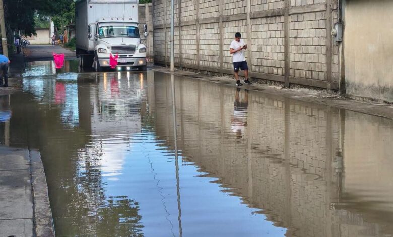 Agua estancada en la calle 15 de Julio, colonia Tropicana, Tuxpan