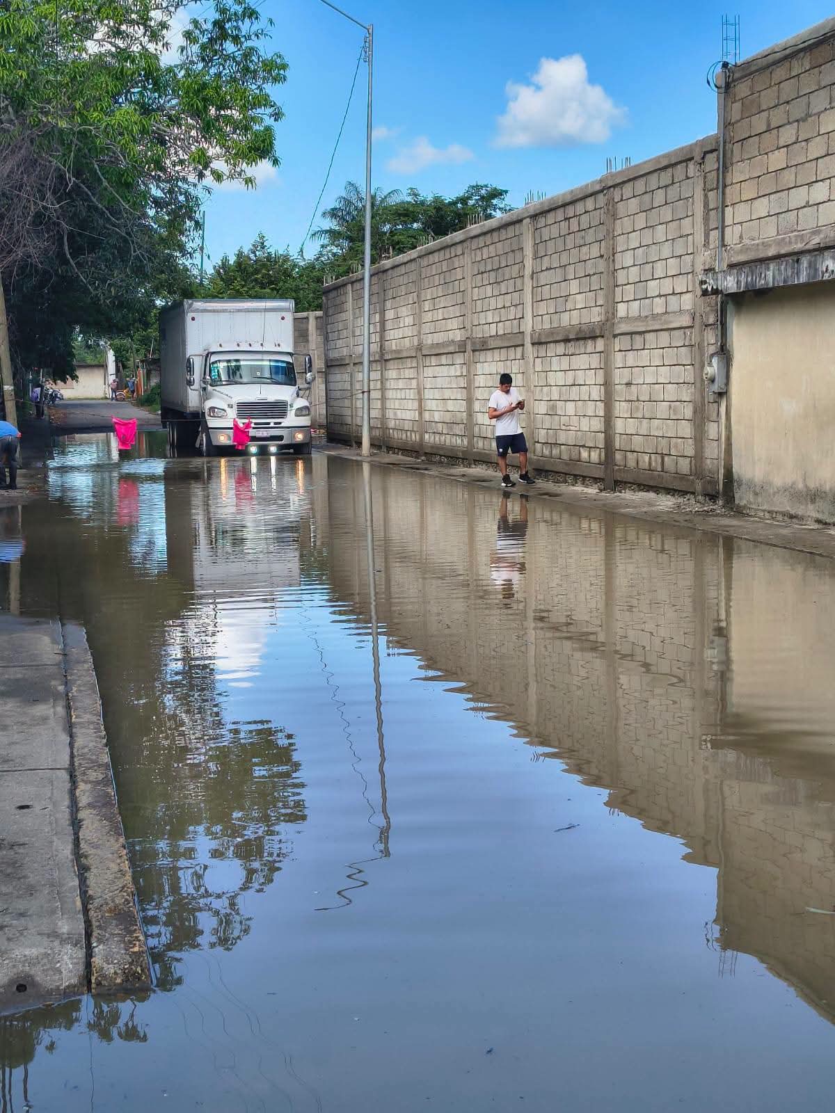 Agua estancada en la calle 15 de Julio, colonia Tropicana, Tuxpan