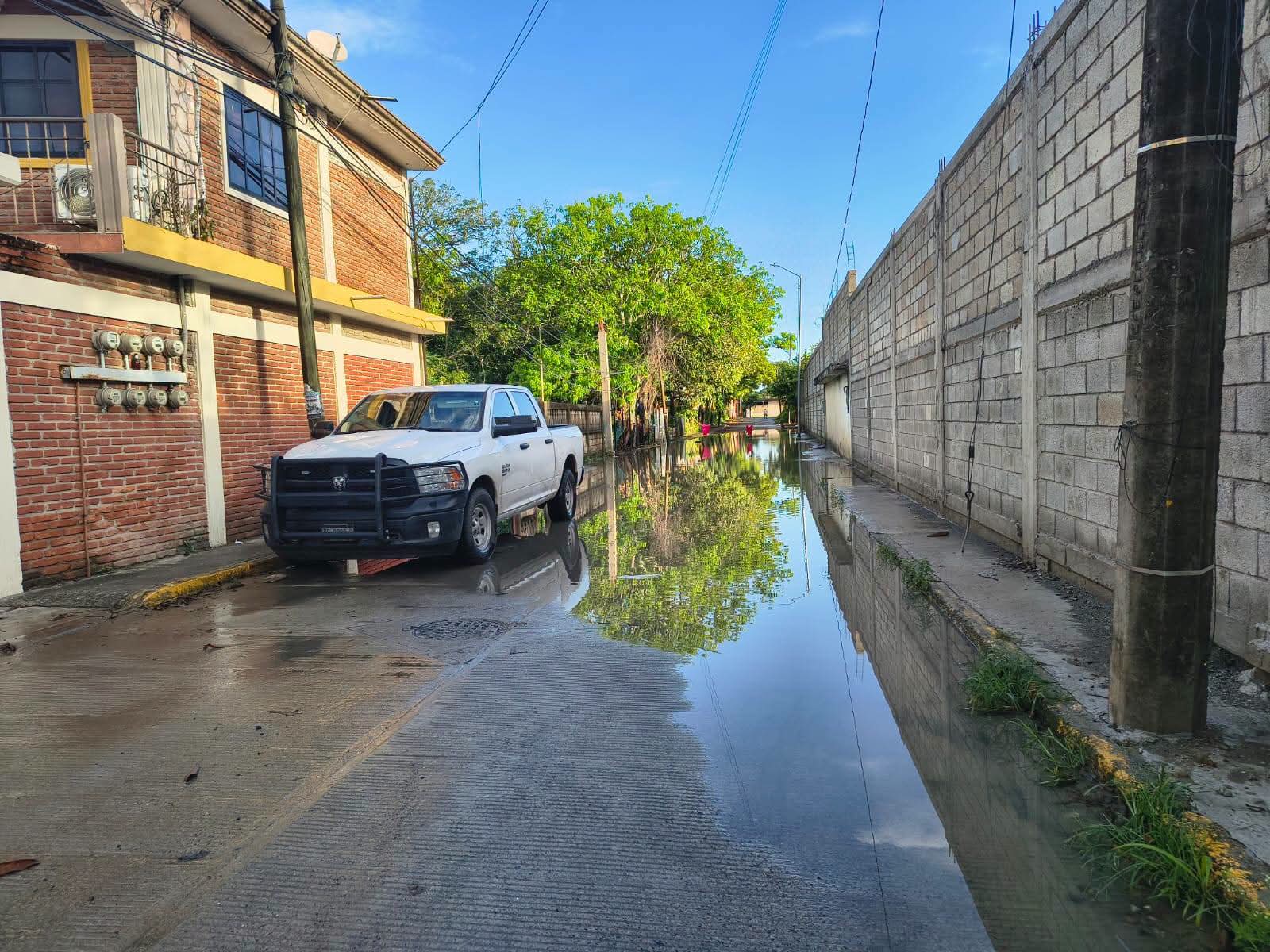 Agua estancada en la calle 15 de Julio, colonia Tropicana, Tuxpan
