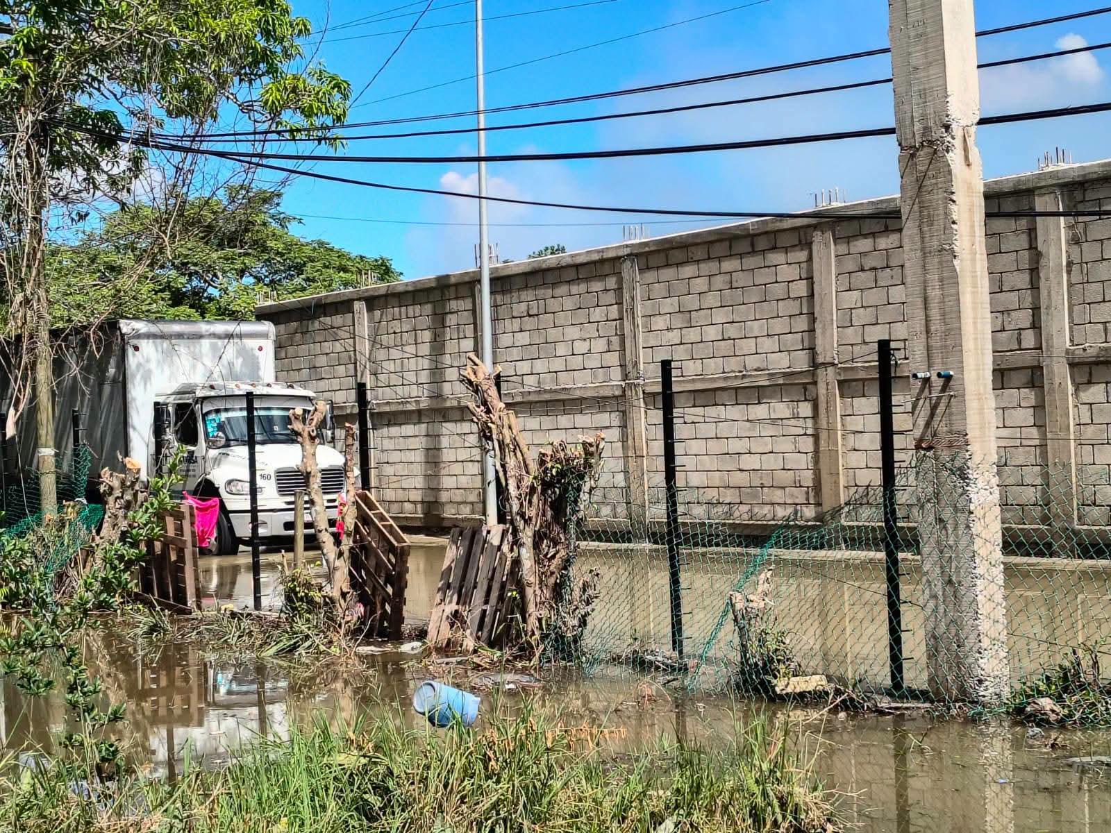 Agua estancada en la calle 15 de Julio, colonia Tropicana, Tuxpan