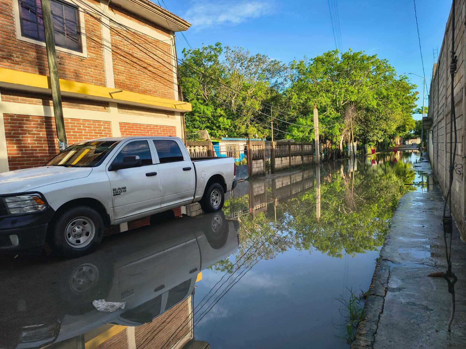 Agua estancada en la calle 15 de Julio, colonia Tropicana, Tuxpan
