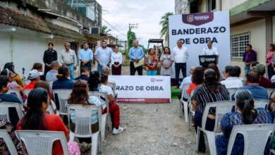 Alcalde Daniel Cortina Martínez durante el banderazo de inicio de la pavimentación en la calle Odilón Ramos Reyes, colonia FECAPOMEX, Tuxpan.