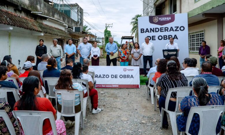 Alcalde Daniel Cortina Martínez durante el banderazo de inicio de la pavimentación en la calle Odilón Ramos Reyes, colonia FECAPOMEX, Tuxpan.