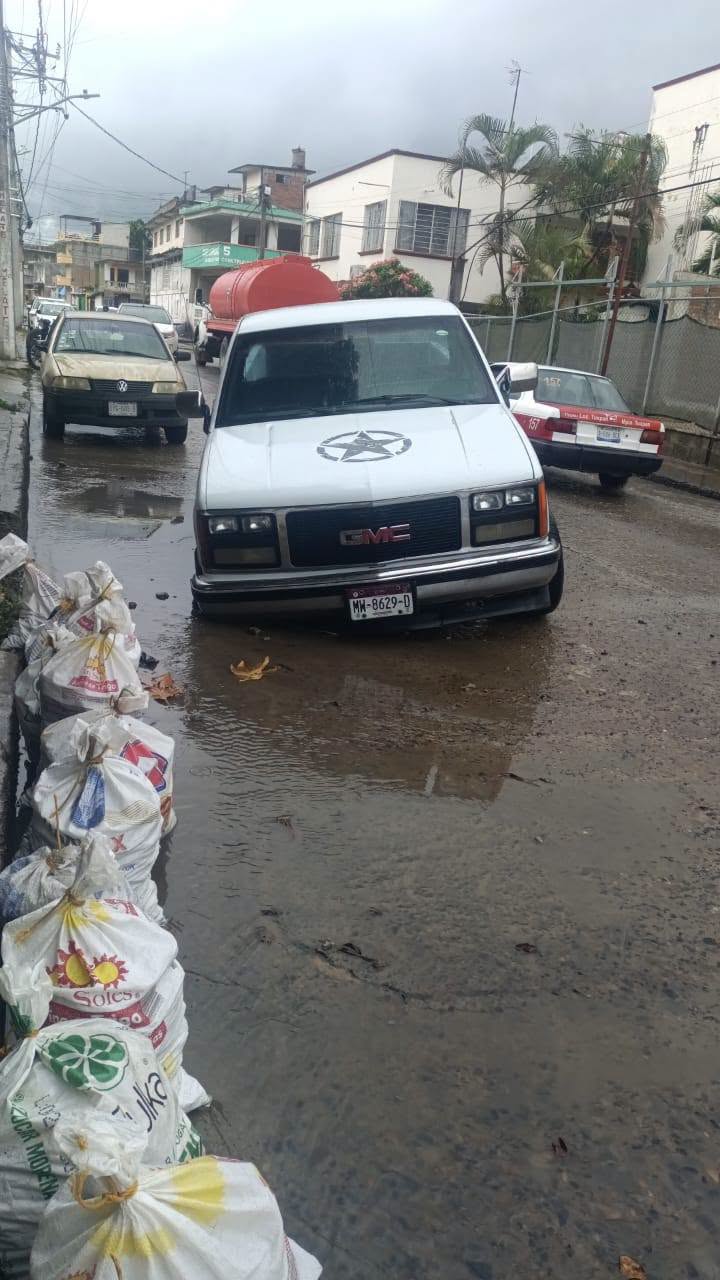 Camioneta blanca varada en la calle Cuitlahuac inundada, Tuxpan