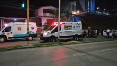 Ambulancias del 911 de Tuxpan en el lugar de la carambola del libramiento Adolfo Lopez Mateos con avenida de los Insurgentes