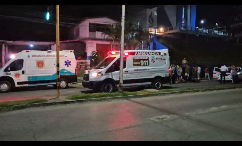 Ambulancias del 911 de Tuxpan en el lugar de la carambola del libramiento Adolfo Lopez Mateos con avenida de los Insurgentes