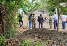 Elementos de la Policía Municipal y la Marina acordonan la ribera del río Tuxpan en La Peñita