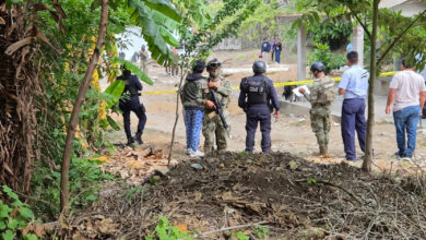 Elementos de la Policía Municipal y la Marina acordonan la ribera del río Tuxpan en La Peñita