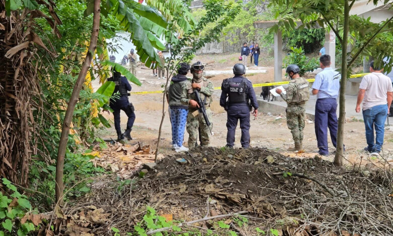 Elementos de la Policía Municipal y la Marina acordonan la ribera del río Tuxpan en La Peñita