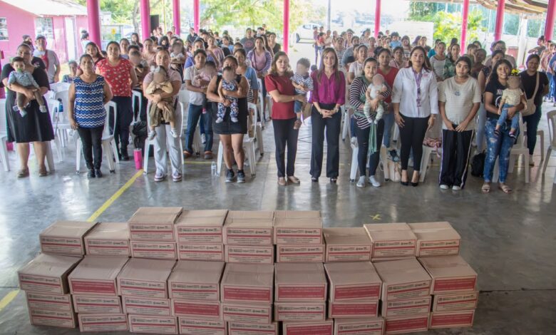 Entrega de apoyos alimentarios del DIF Municipal de Tuxpan en el Parque Pilcoatóchitl