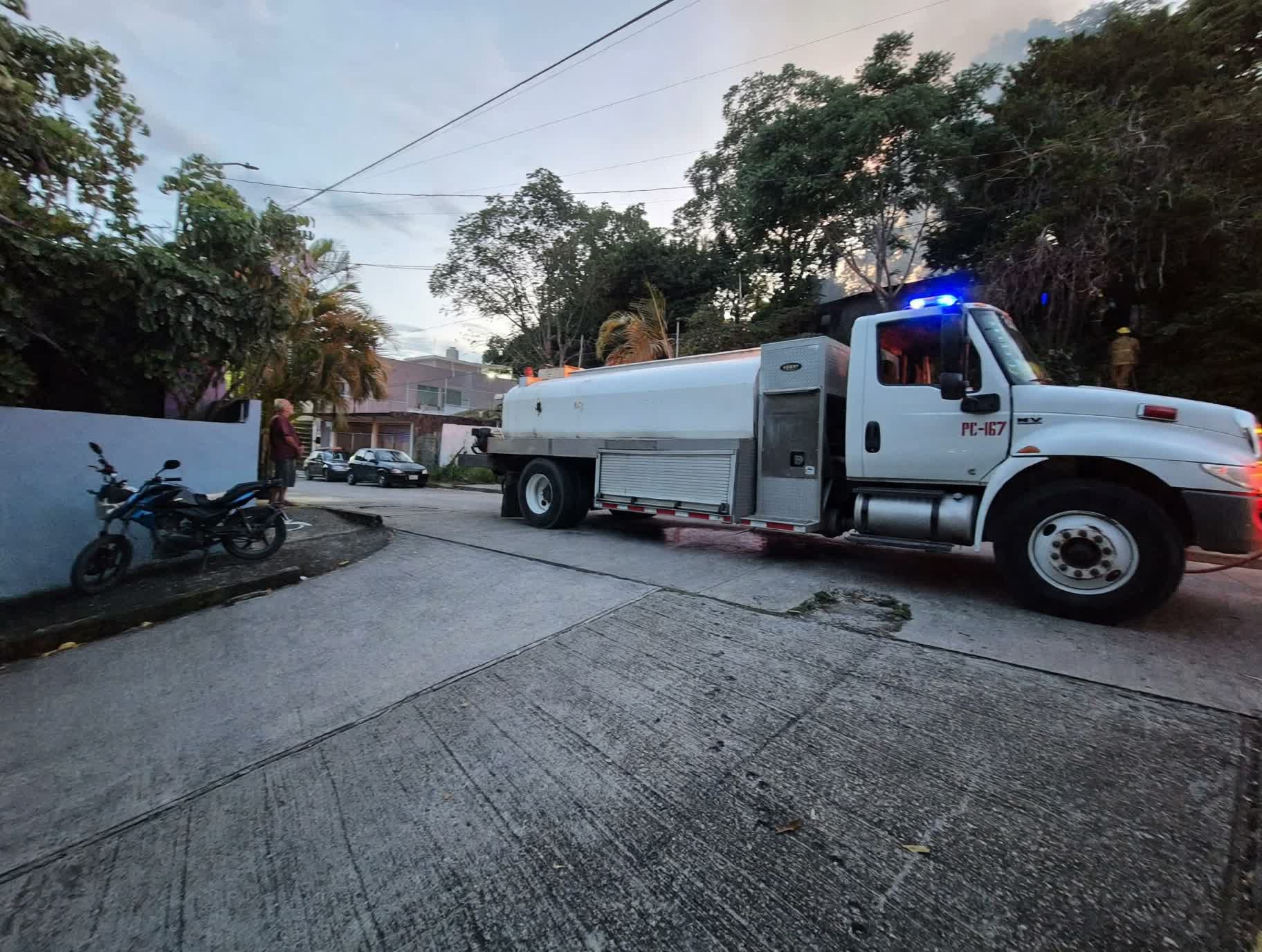 Pipa PC-167 de Protección Civil en la calle Hernández y Hernández, Tuxpan