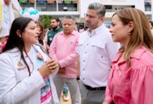Personal de salud explica la prevención del cáncer de mama al alcalde Daniel Cortina Martínez y a la presidenta del DIF Tuxpan, Marisol Martínez Barrios, durante la jornada en Tuxpan