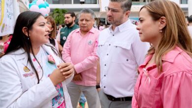 Personal de salud explica la prevención del cáncer de mama al alcalde Daniel Cortina Martínez y a la presidenta del DIF Tuxpan, Marisol Martínez Barrios, durante la jornada en Tuxpan