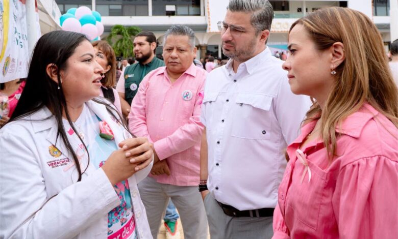 Personal de salud explica la prevención del cáncer de mama al alcalde Daniel Cortina Martínez y a la presidenta del DIF Tuxpan, Marisol Martínez Barrios, durante la jornada en Tuxpan