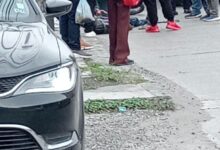 Motociclista lesionado tendido en el asfalto en el libramiento Adolfo López Mateos, Tuxpan, con elementos policiacos en el lugar
