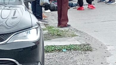 Motociclista lesionado tendido en el asfalto en el libramiento Adolfo López Mateos, Tuxpan, con elementos policiacos en el lugar