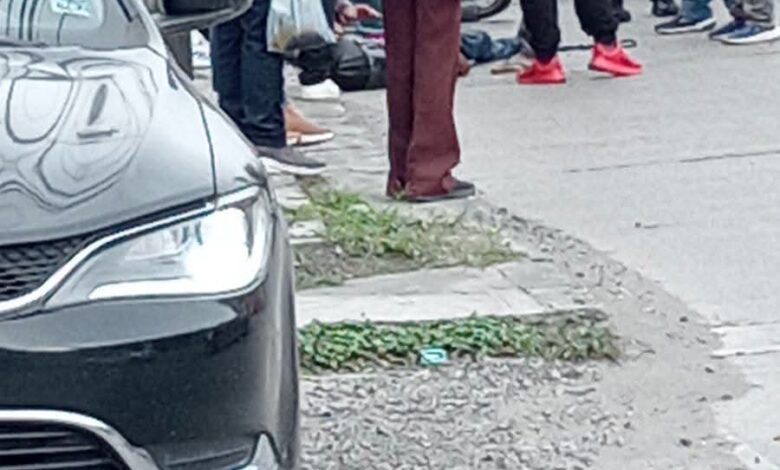 Motociclista lesionado tendido en el asfalto en el libramiento Adolfo López Mateos, Tuxpan, con elementos policiacos en el lugar