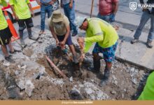 Trabajadores reparan la fuga de la tubería en el bulevar Independencia de Tuxpan