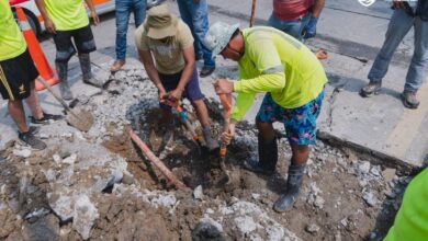 Trabajadores reparan la fuga de la tubería en el bulevar Independencia de Tuxpan