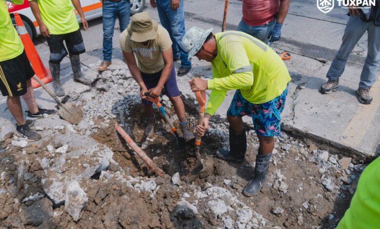 Trabajadores reparan la fuga de la tubería en el bulevar Independencia de Tuxpan