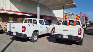 Unidades de Protección Civil y camión de bomberos de Pemex en el estacionamiento de Soriana Mercado, Tuxpan