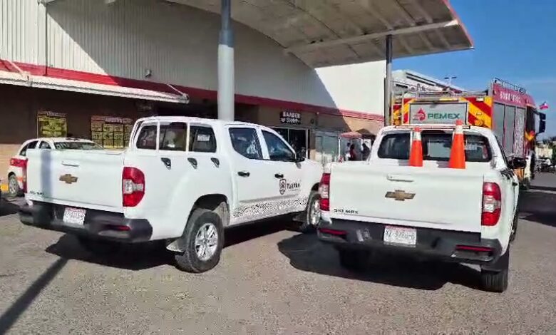 Unidades de Protección Civil y camión de bomberos de Pemex en el estacionamiento de Soriana Mercado, Tuxpan