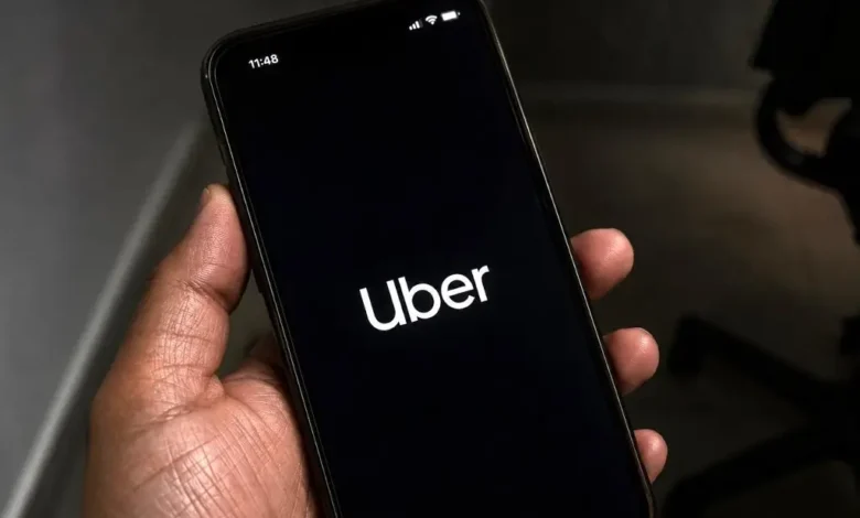 Telefono con el logo de Uber