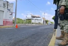 Elemento de seguridad con uniforme táctico en operativo en calle de Baja California